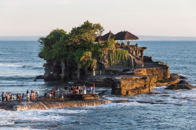 Templo de Tanah Lot sobre rochas junto ao mar, em Bali, Indonésia.