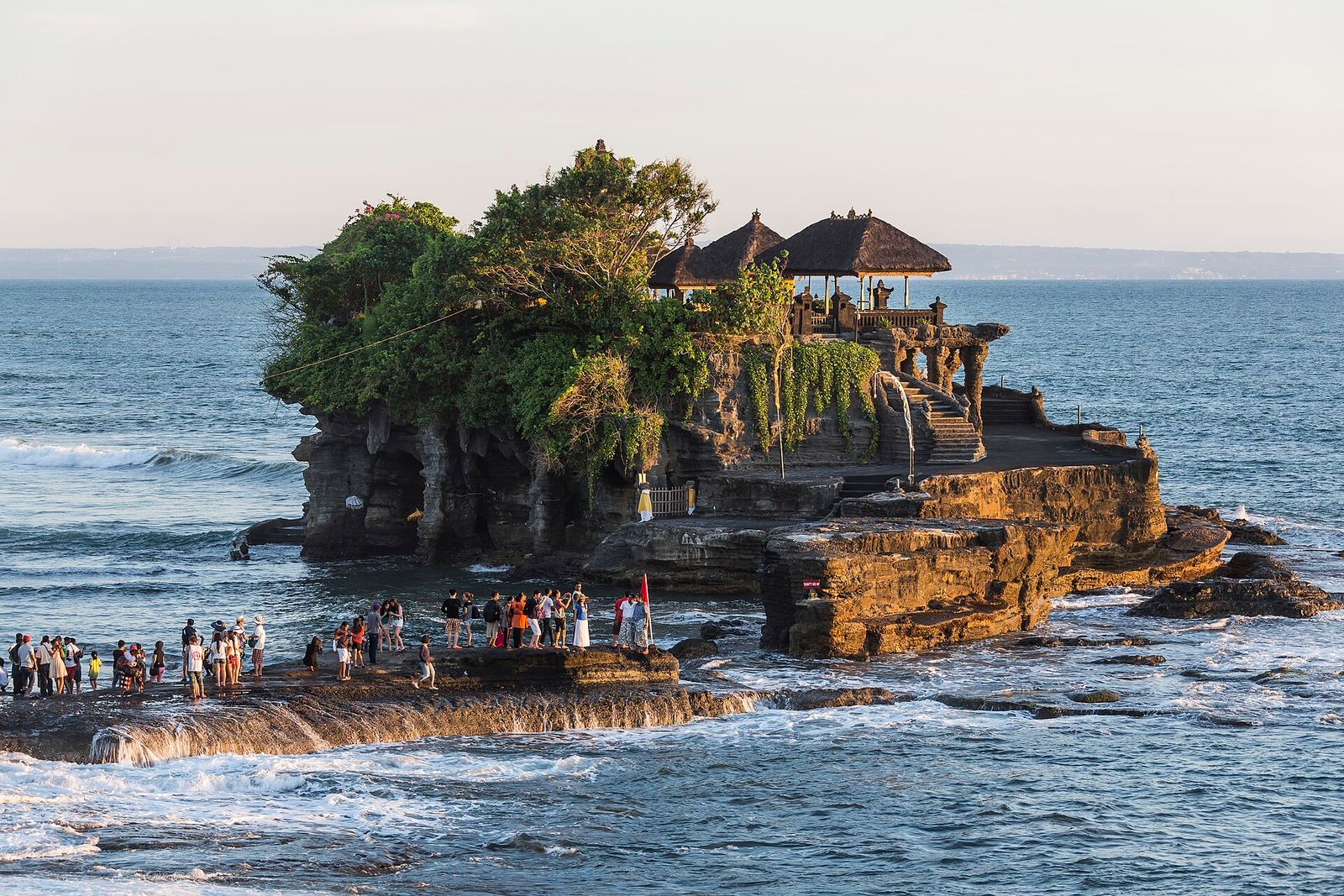 Templo Tanah Lot sobre uma formação rochosa diante do mar em Bali, Indonésia