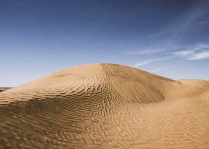 Dunas do deserto em Ksar Ghilane, no sul da Tunísia