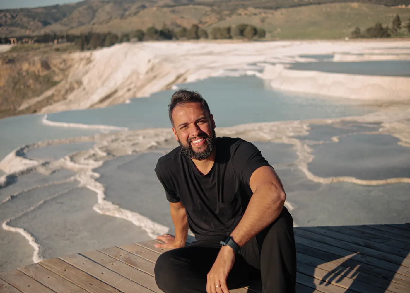Viajante diante dos terraços de travertino de Pamukkale