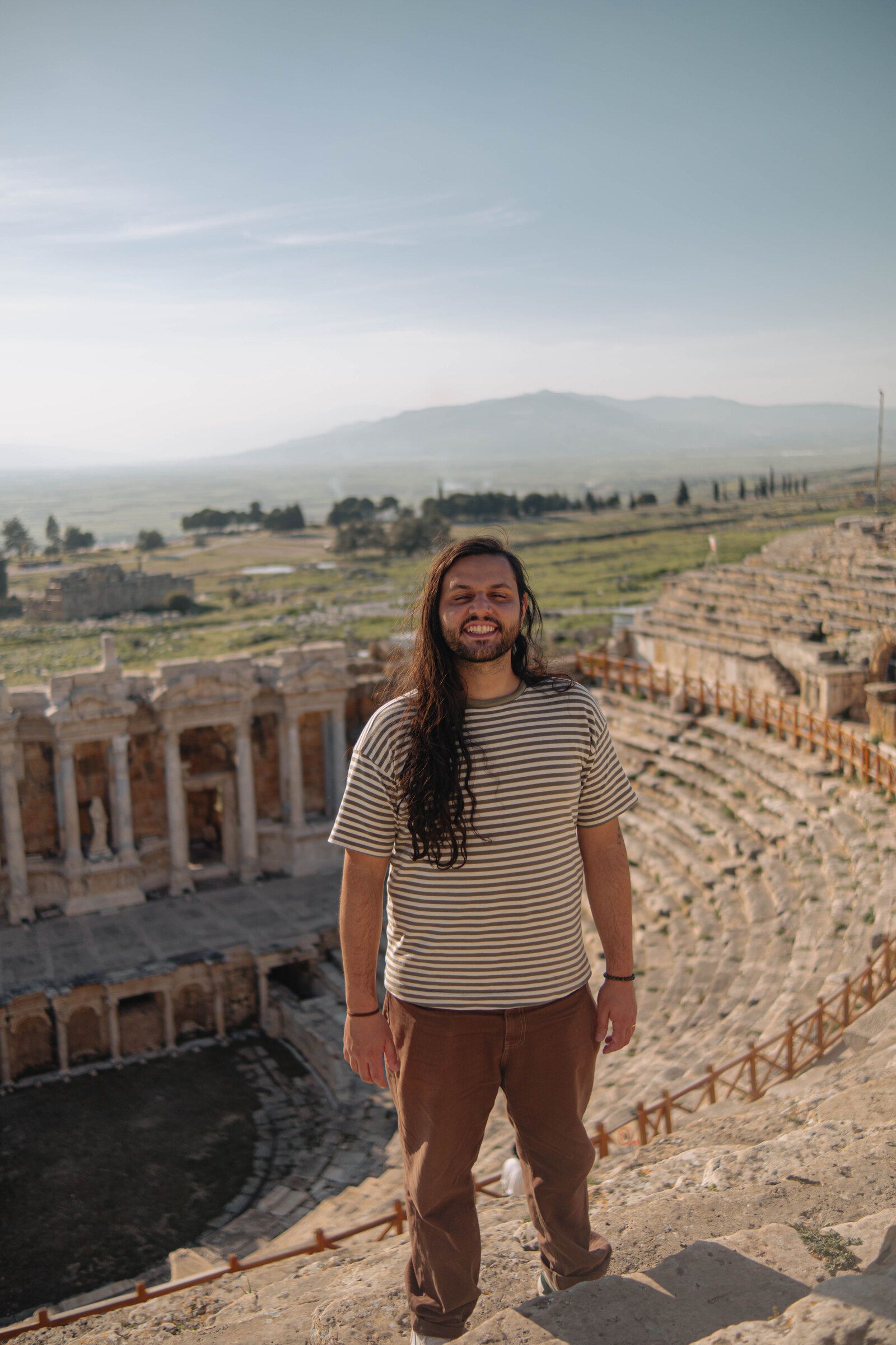 Vestígios arqueológicos de Hierápolis diante das paisagens de Pamukkale, Turquia