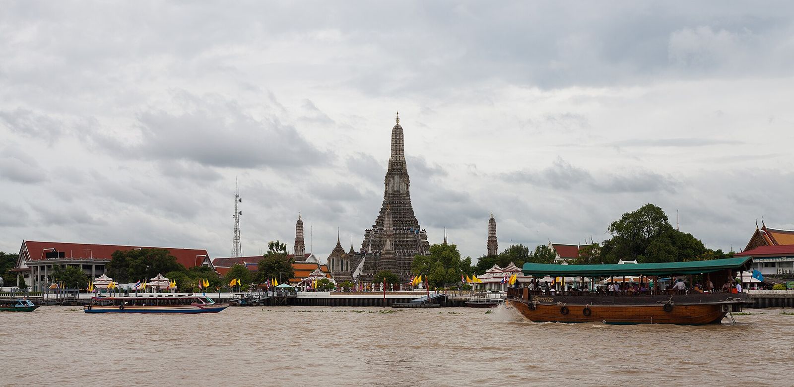 Templo Wat Arun às margens do Rio Chao Phraya em Bangkok, Tailândia