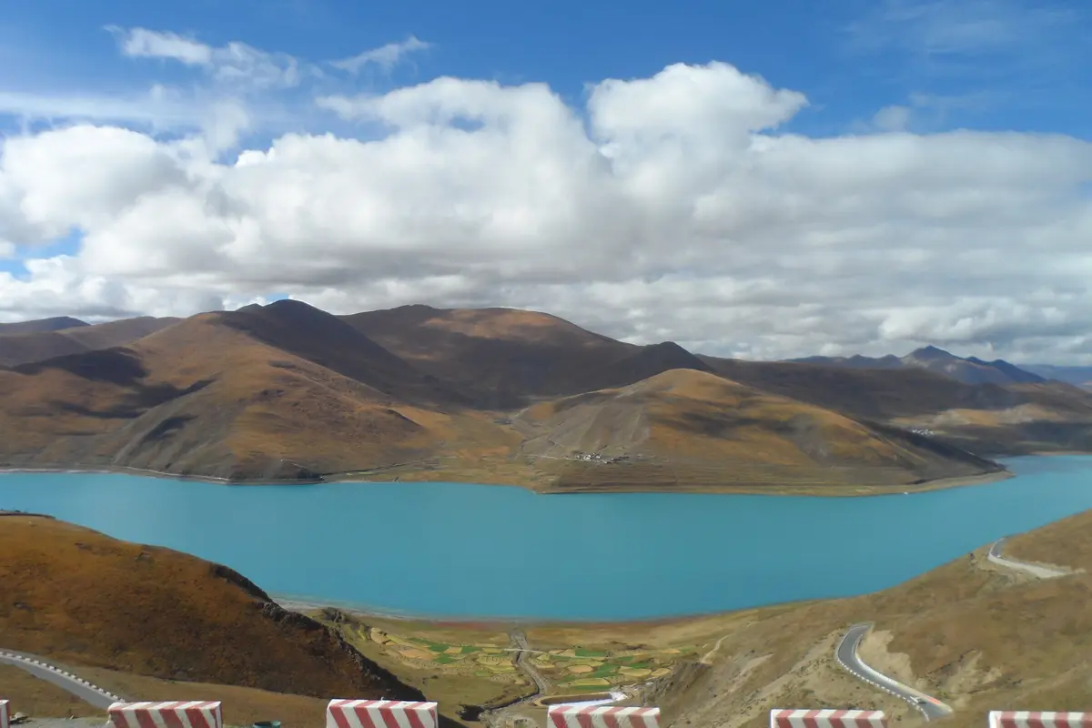 Lago Yamdrok e montanhas do planalto tibetano