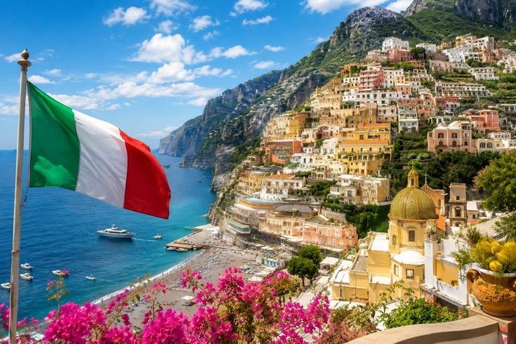 Bandeira da Itália diante da paisagem costeira de Positano, na Costa Amalfitana