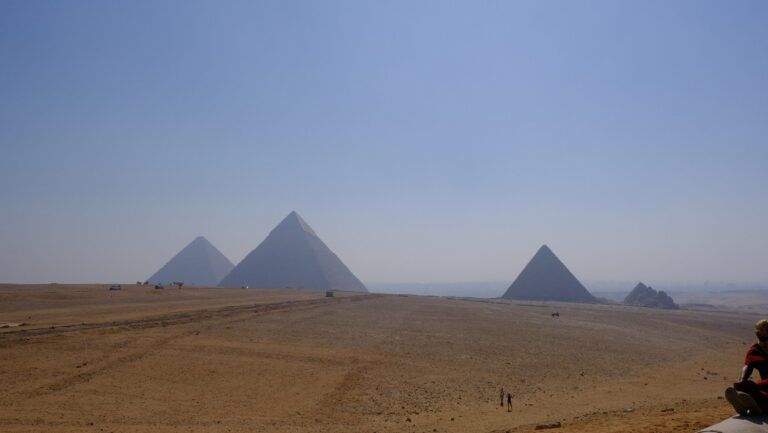 Panorama das Pirâmides de Gizé, no Egito