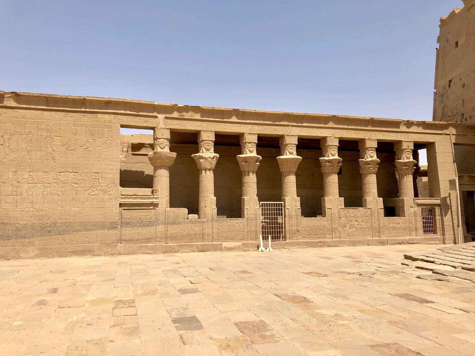 Templo de Ísis no complexo de Philae, em Assuã, no Egito