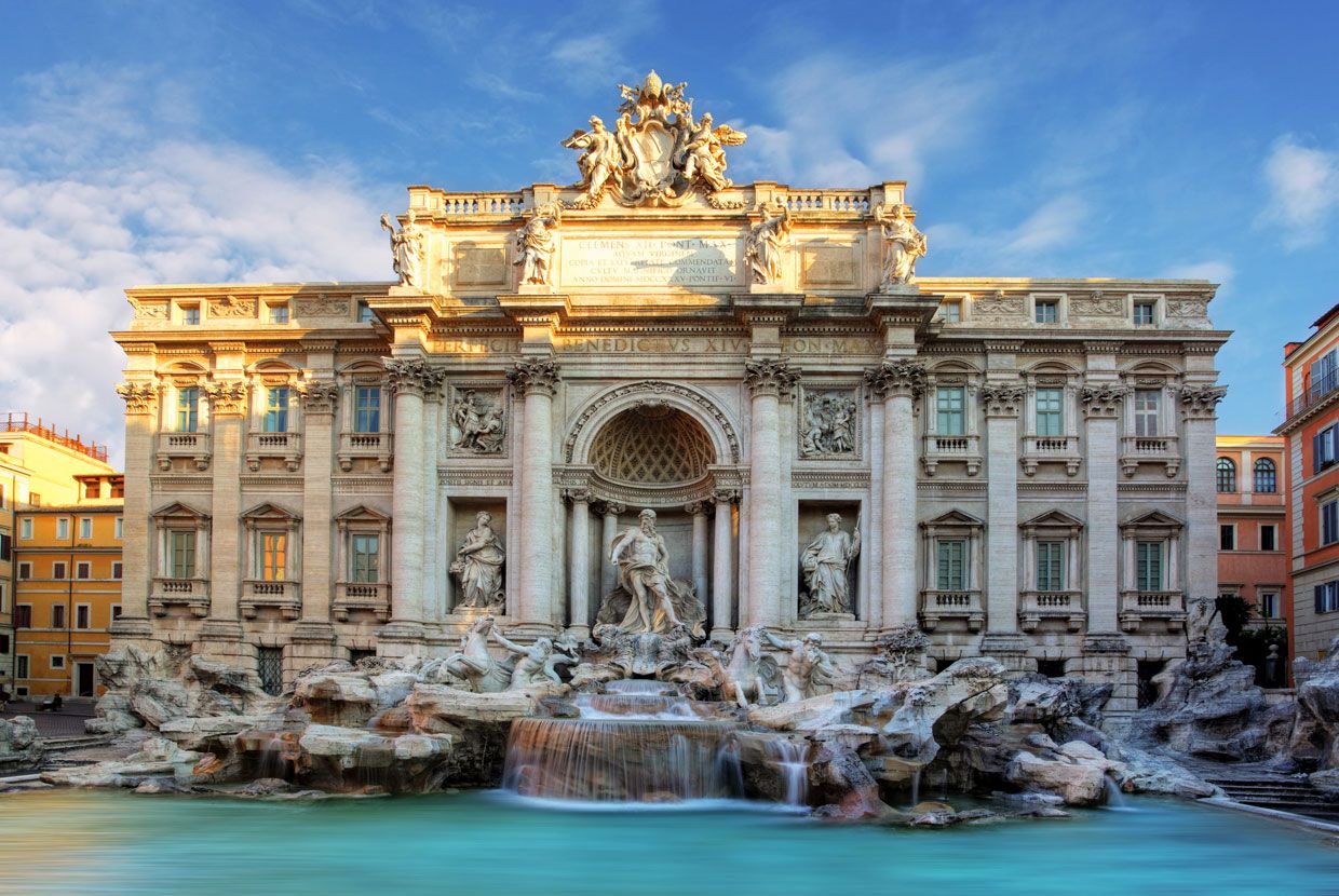 Fontana di Trevi em Roma sob céu azul