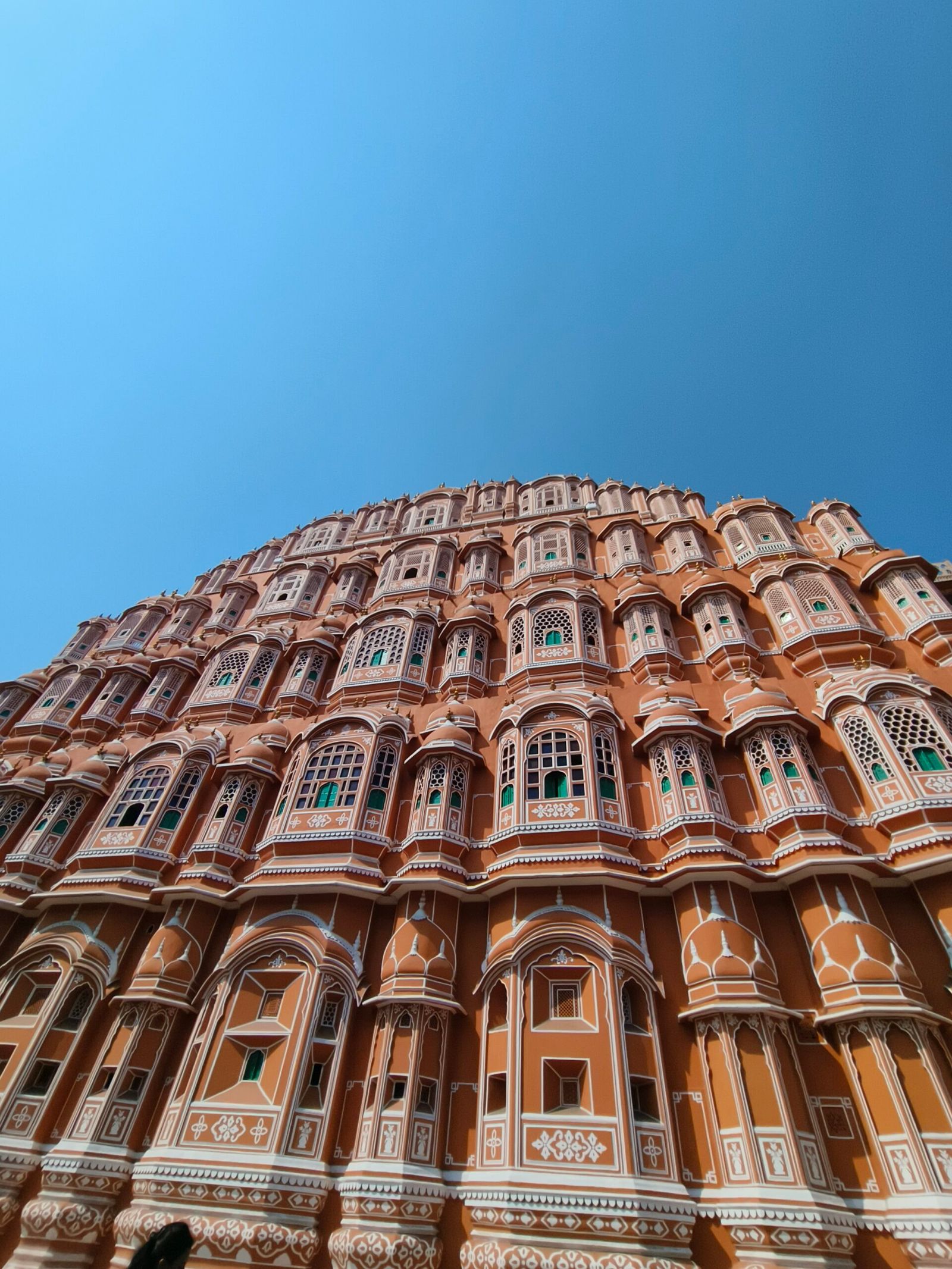 Fachada do Hawa Mahal, o Palácio dos Ventos, em Jaipur, Índia