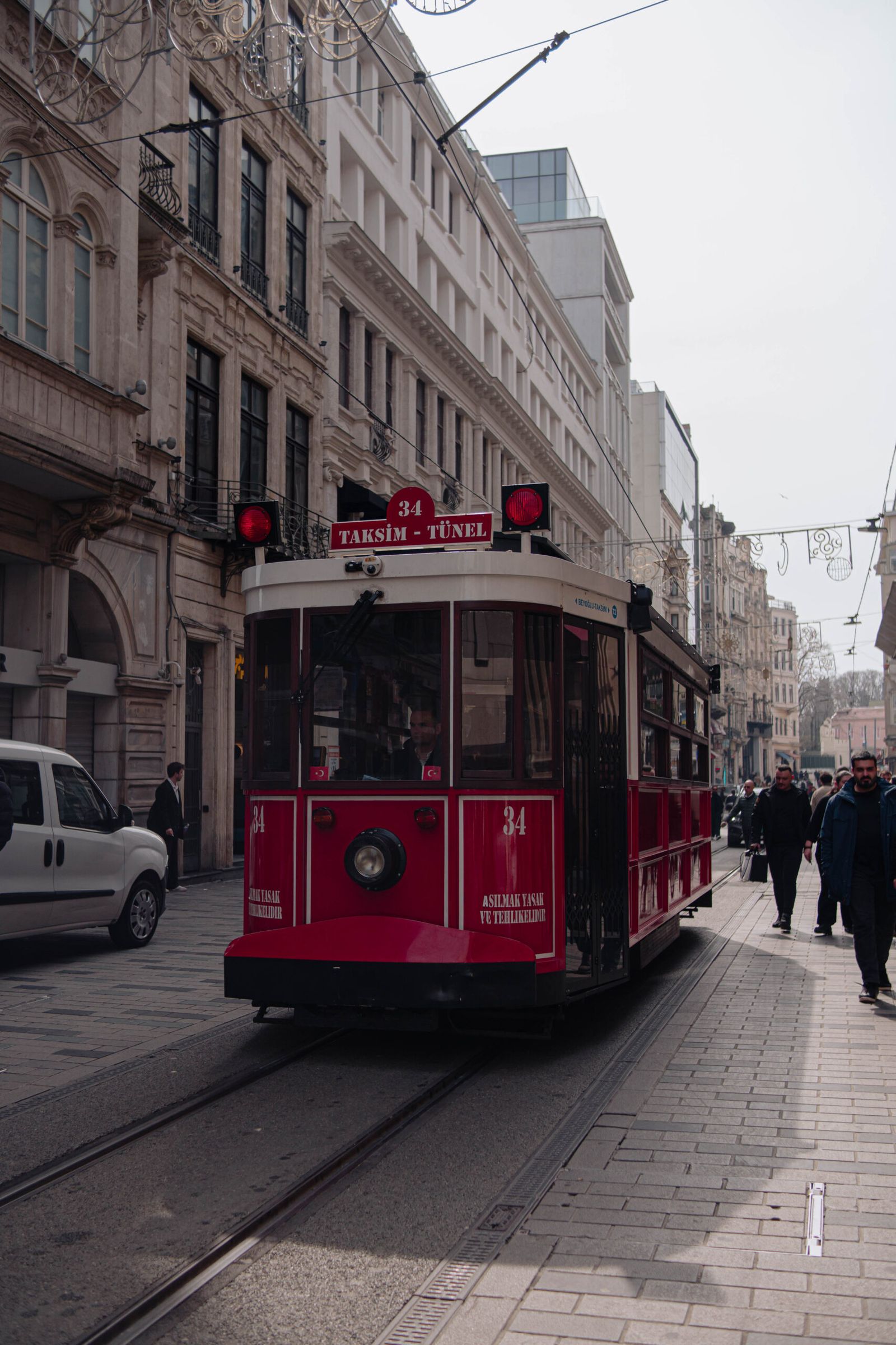 Fachadas históricas e vida urbana em Istambul, Turquia