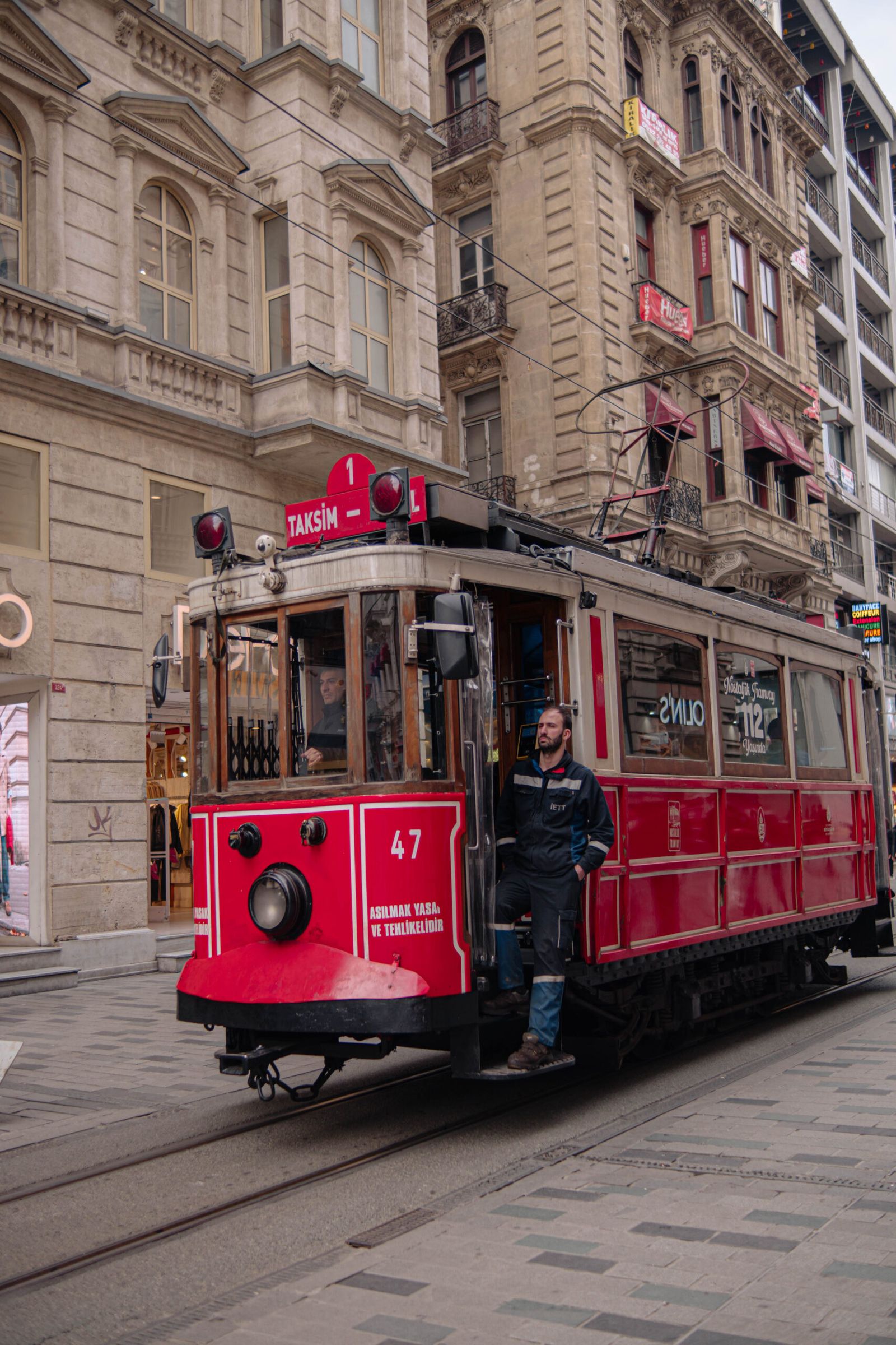 Bonde histórico vermelho na Avenida İstiklal, em Istambul