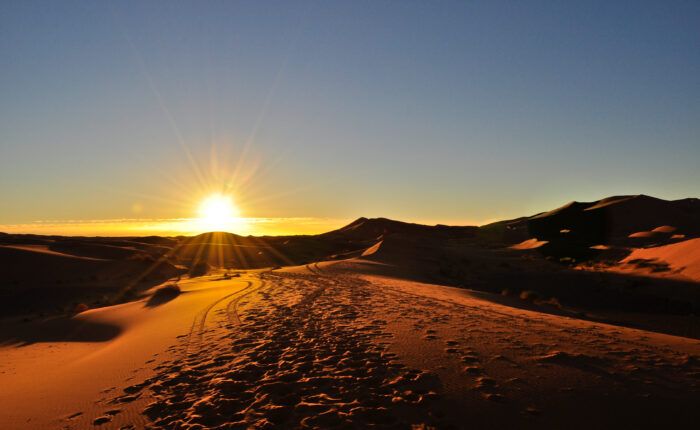Dunas de Erg Chebbi ao nascer do sol, próximas a Merzouga, no Marrocos