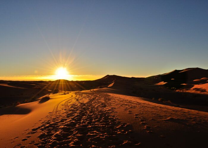 Dunas de Erg Chebbi ao nascer do sol, próximas a Merzouga, no Marrocos