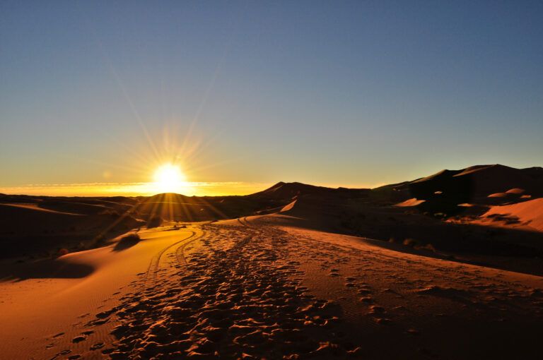 Dunas de Erg Chebbi ao nascer do sol, próximas a Merzouga, no Marrocos
