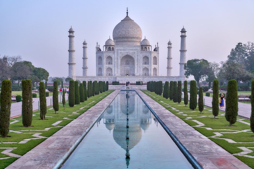Taj Mahal e seu espelho d’água ao amanhecer em Agra, Índia