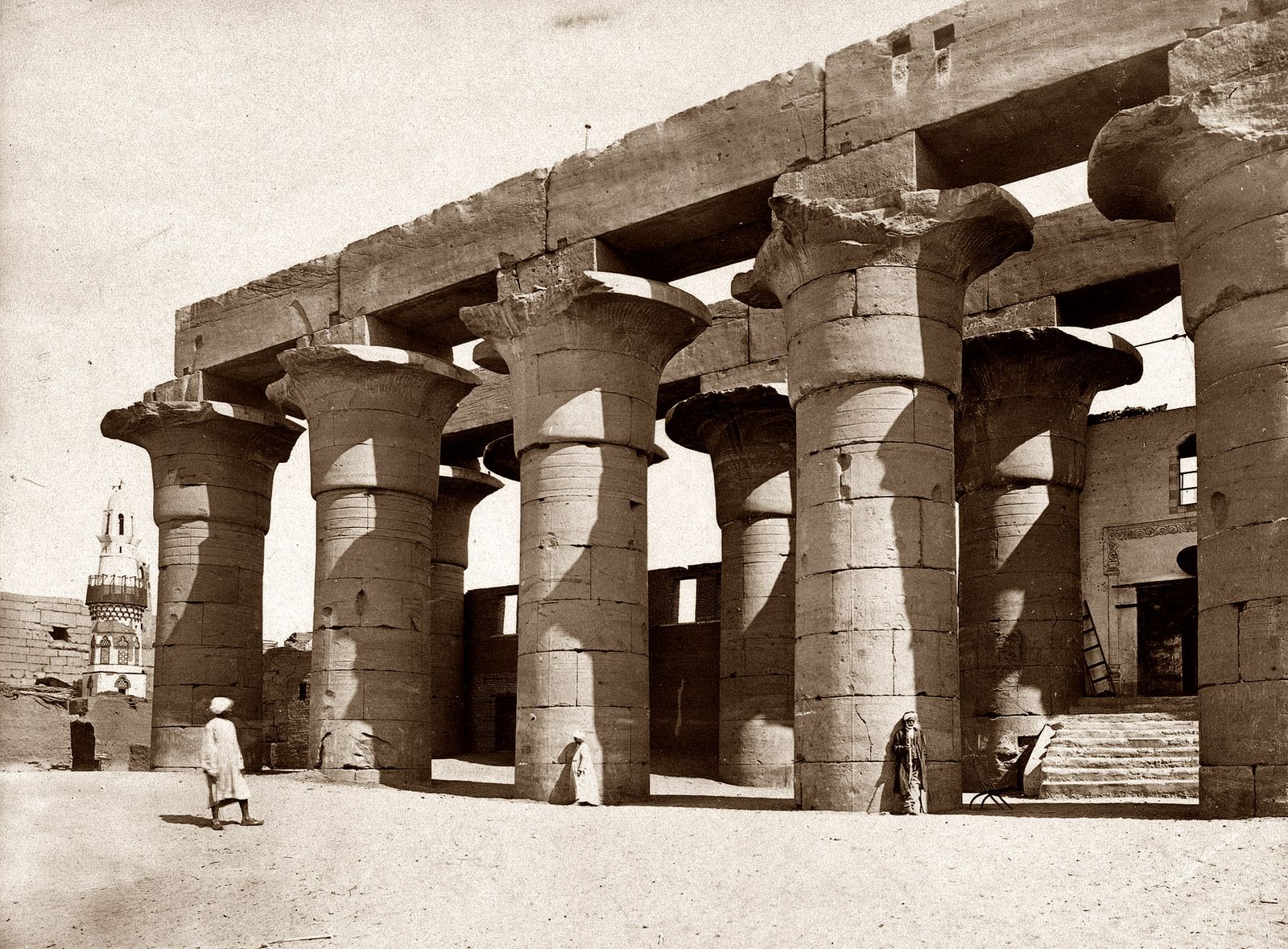 Colunas monumentais do Templo de Luxor em fotografia histórica de Francis Frith