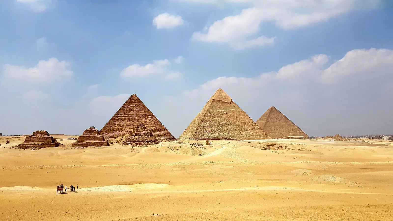 Pirâmides de Gizé vistas do deserto, no Egito