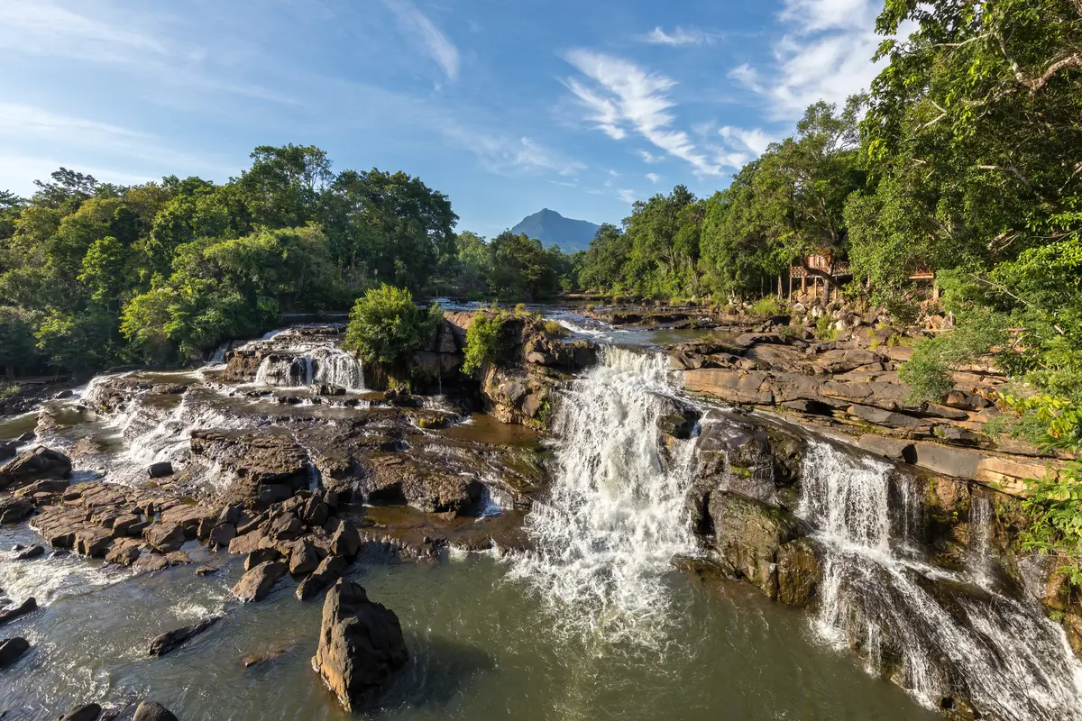 Cachoeiras de Tad Hang cercadas pela vegetação do Planalto de Bolaven, no Laos