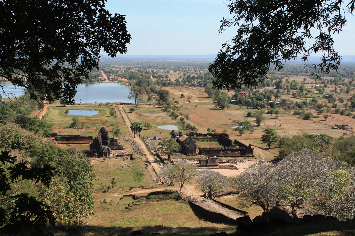 Vista das ruínas de Wat Phou e da paisagem do vale do Mekong, no sul do Laos