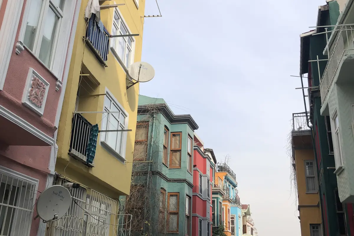 Rua com casas coloridas no bairro histórico de Balat, em Istambul