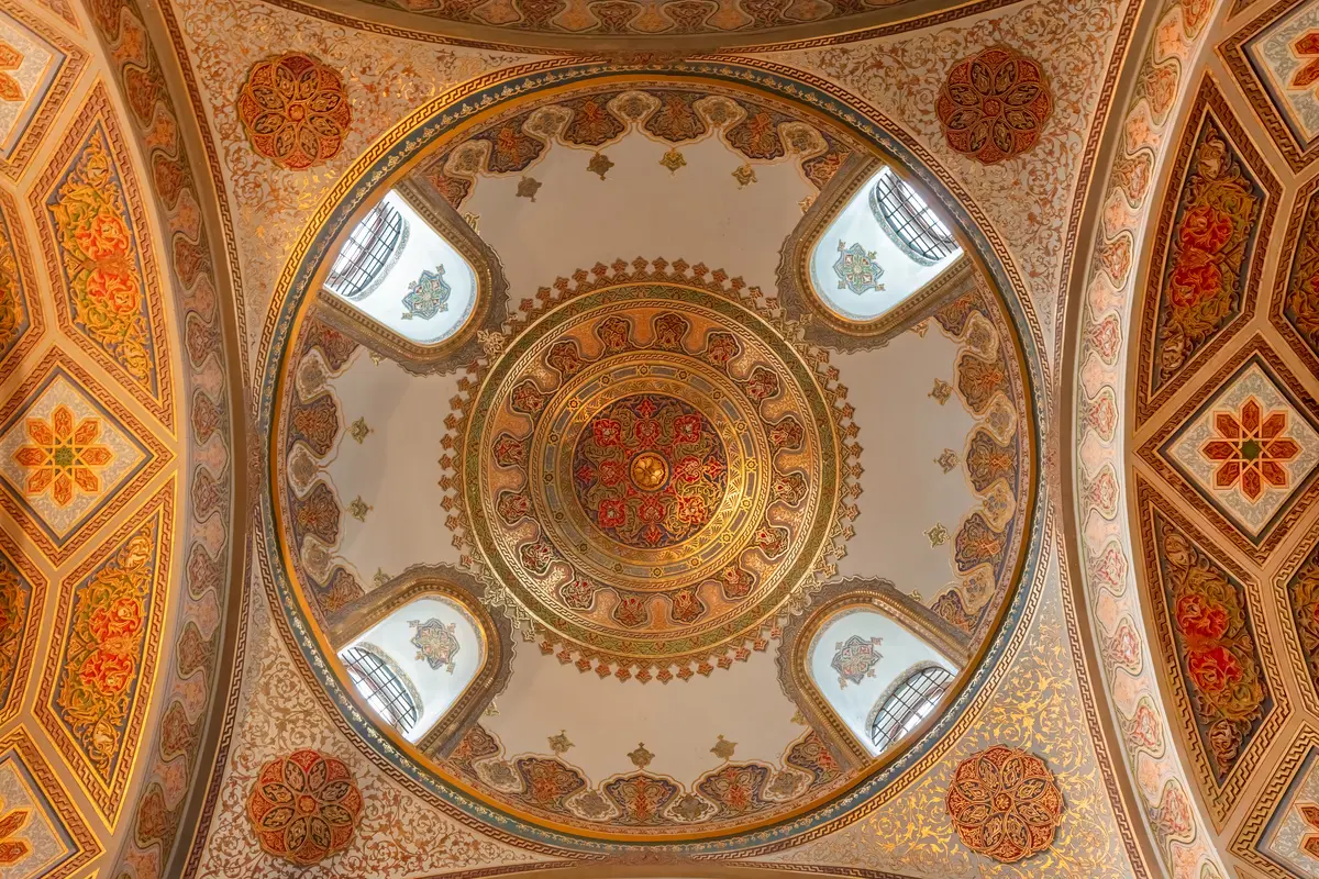 Detalhes ornamentais de uma cúpula do Palácio Topkapi em Istambul