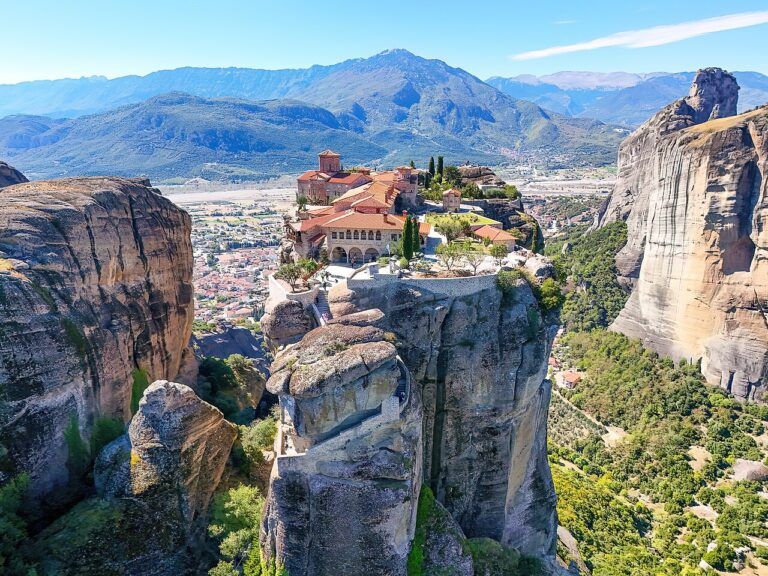 Mosteiro sobre uma formação rochosa de Meteora, na Grécia.