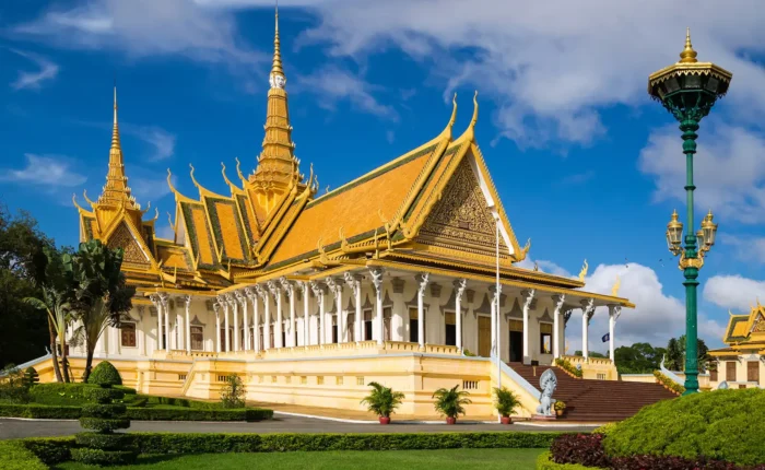 Palácio Real em Phnom Penh sob céu azul, no Camboja