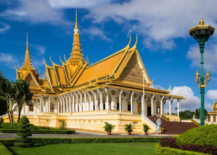 Palácio Real em Phnom Penh sob céu azul, no Camboja