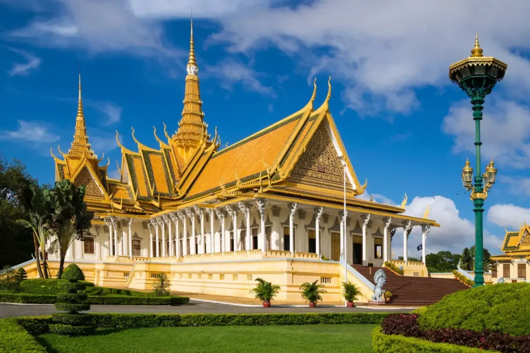 Palácio Real em Phnom Penh sob céu azul, no Camboja