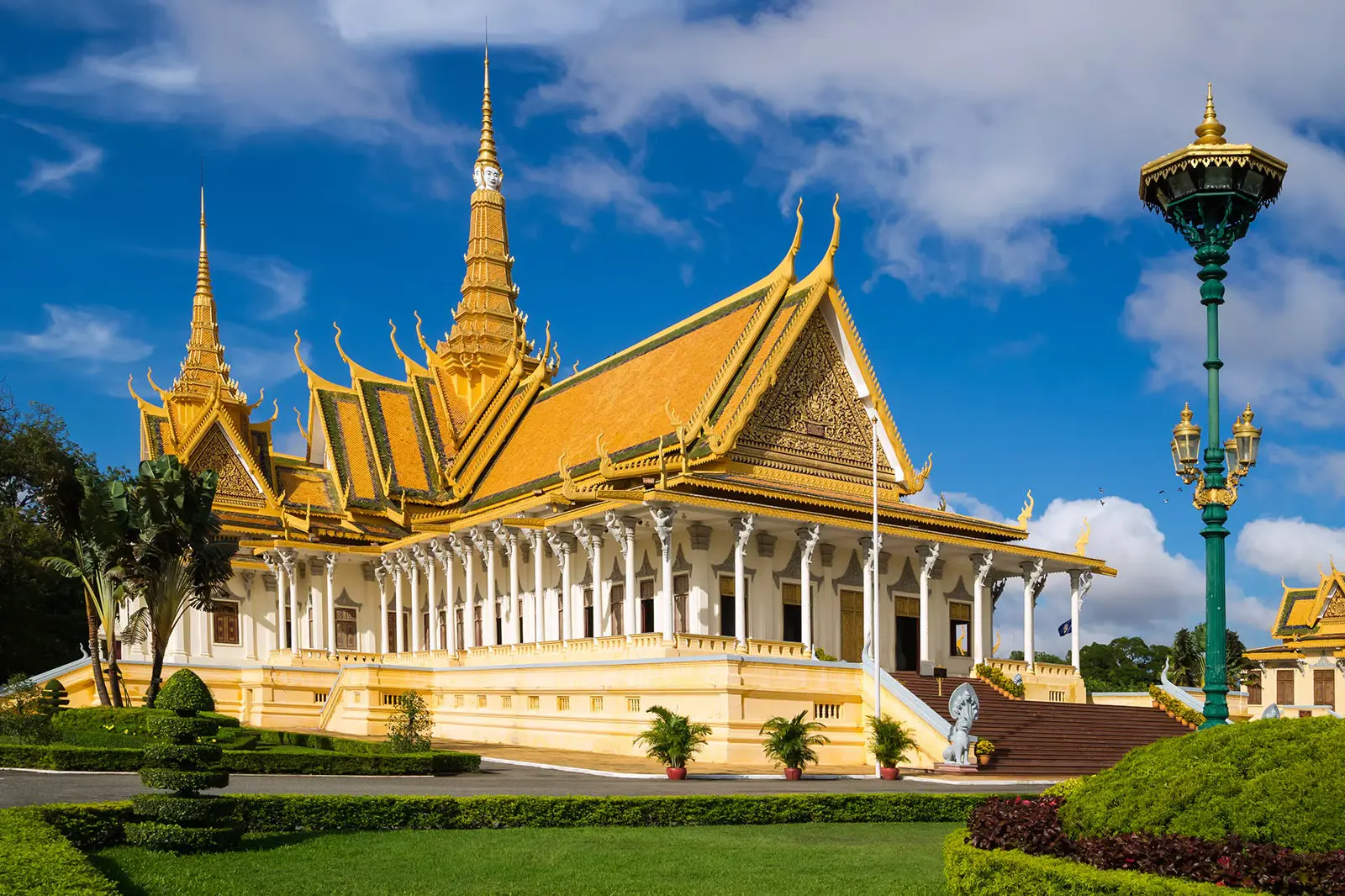 Palácio Real em Phnom Penh sob céu azul, no Camboja
