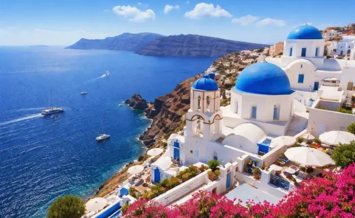 Casas brancas e cúpulas azuis de Santorini diante do Mar Egeu