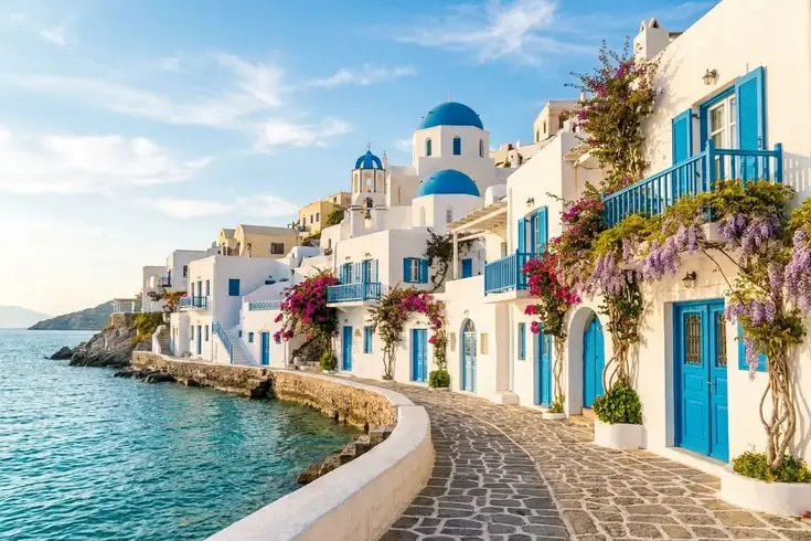 Vila costeira de Santorini com fachadas brancas e portas azuis
