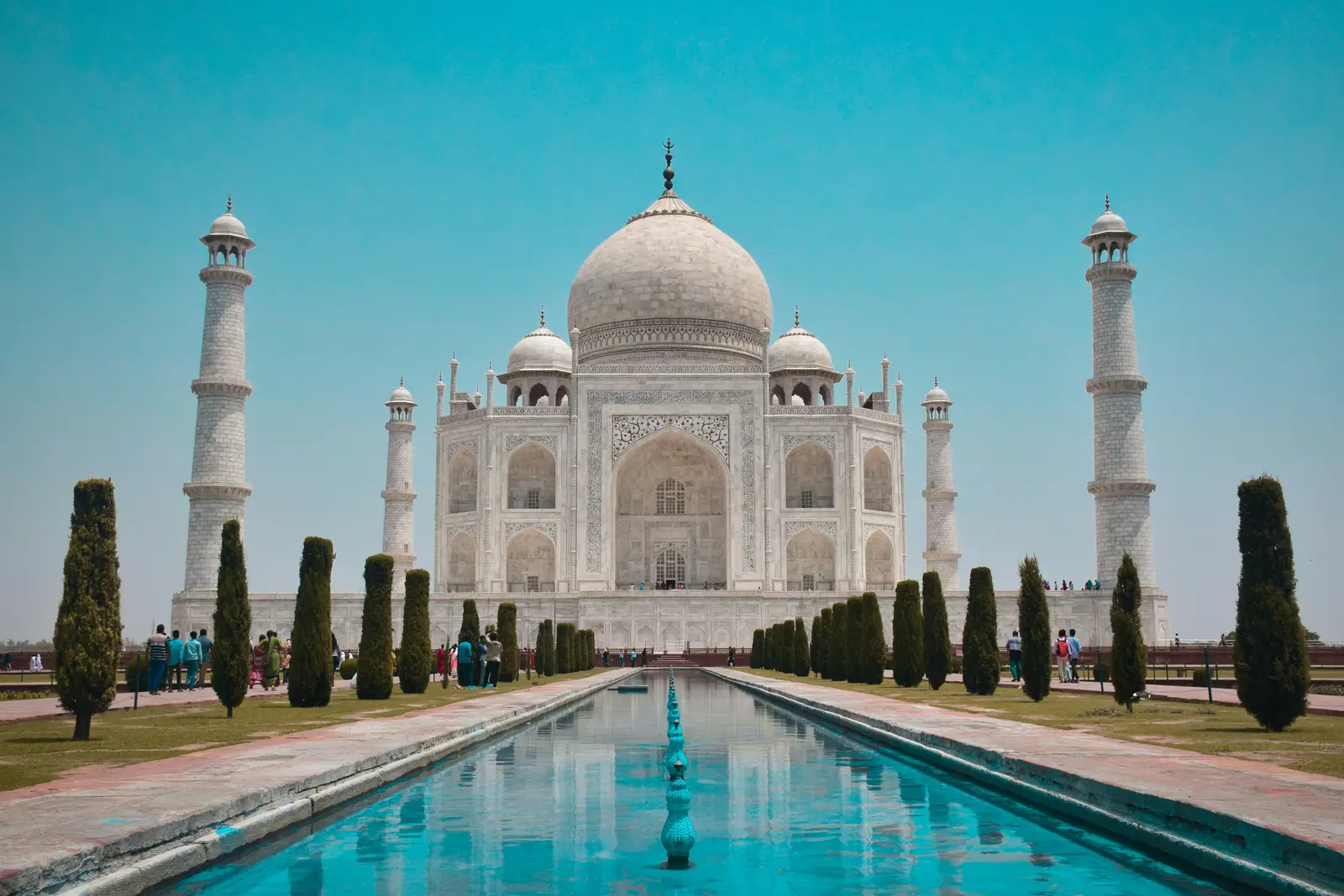 Taj Mahal em Agra refletido no espelho d’água