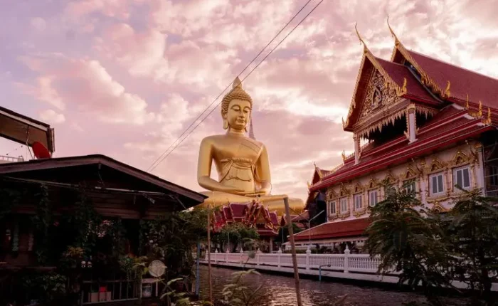Estátua de Buda junto a um templo em Bangkok, Tailândia