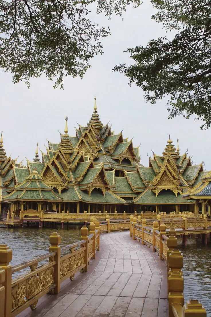 Arquitetura tradicional de um templo na Tailândia