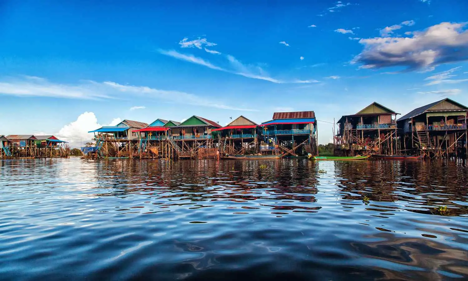 Casas de um vilarejo flutuante no Lago Tonlé Sap, Camboja