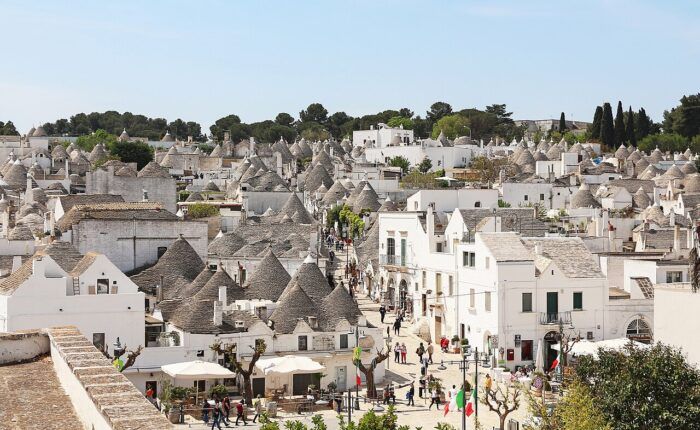 Trulli de paredes brancas e telhados cônicos de pedra em Alberobello.