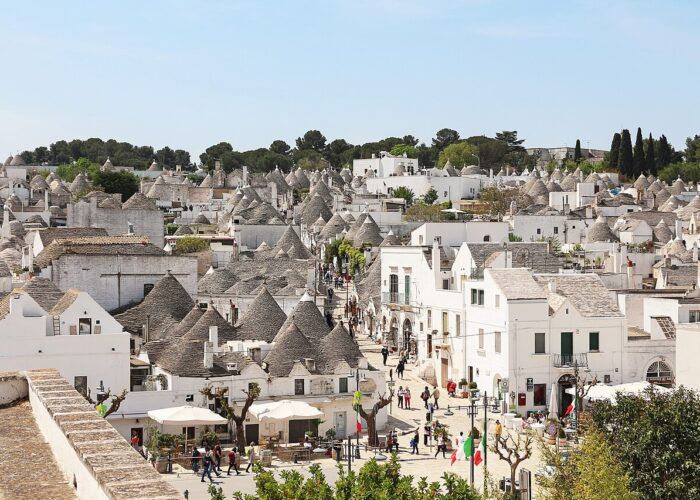 Trulli de paredes brancas e telhados cônicos de pedra em Alberobello.