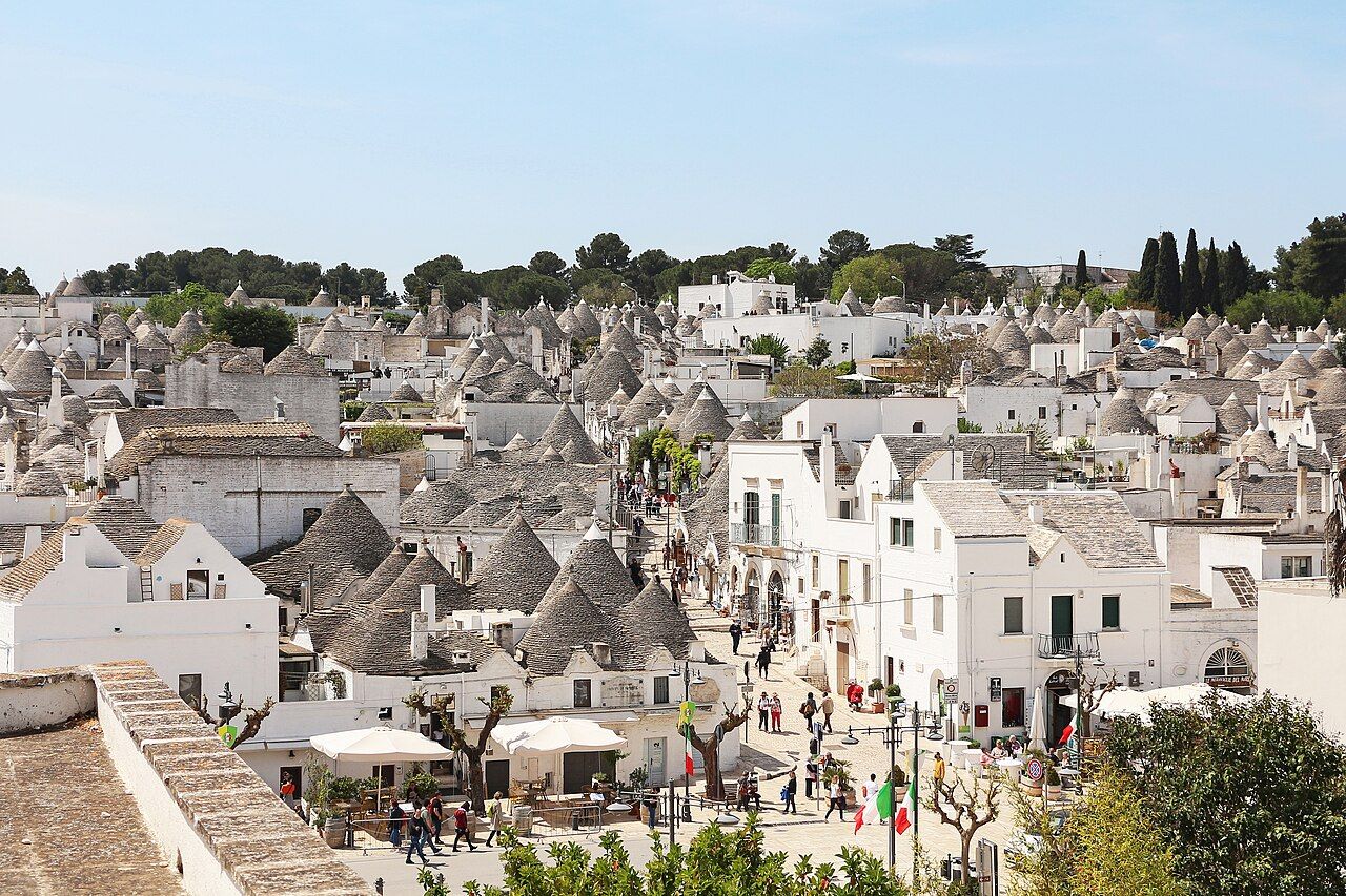 Trulli de paredes brancas e telhados cônicos de pedra em Alberobello.