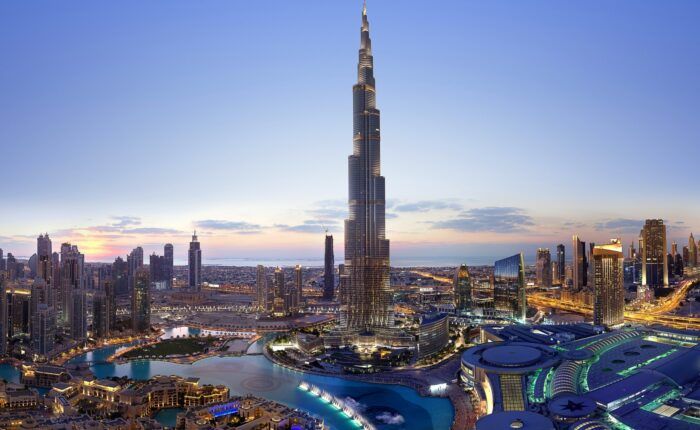 Burj Khalifa e edifícios de Downtown Dubai iluminados ao anoitecer