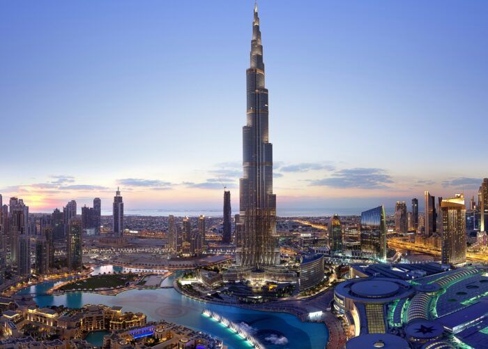 Burj Khalifa e edifícios de Downtown Dubai iluminados ao anoitecer