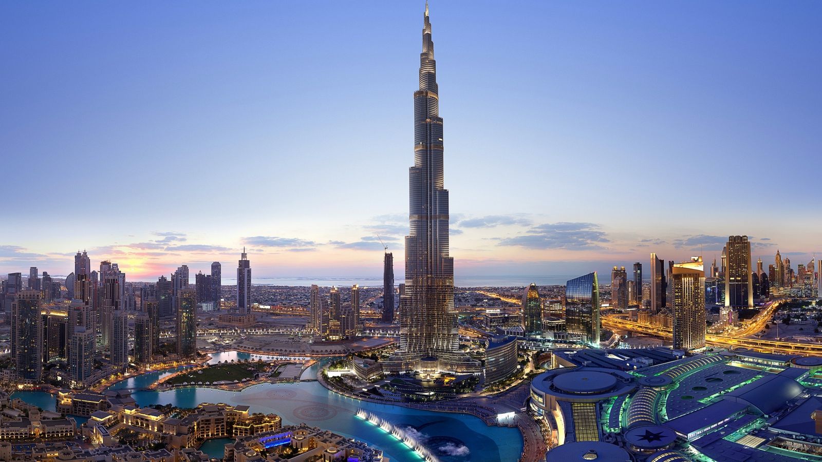 Burj Khalifa e edifícios de Downtown Dubai iluminados ao anoitecer