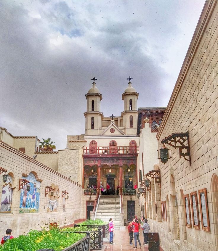 Pátio e fachada da Igreja Suspensa, no Cairo Copta.