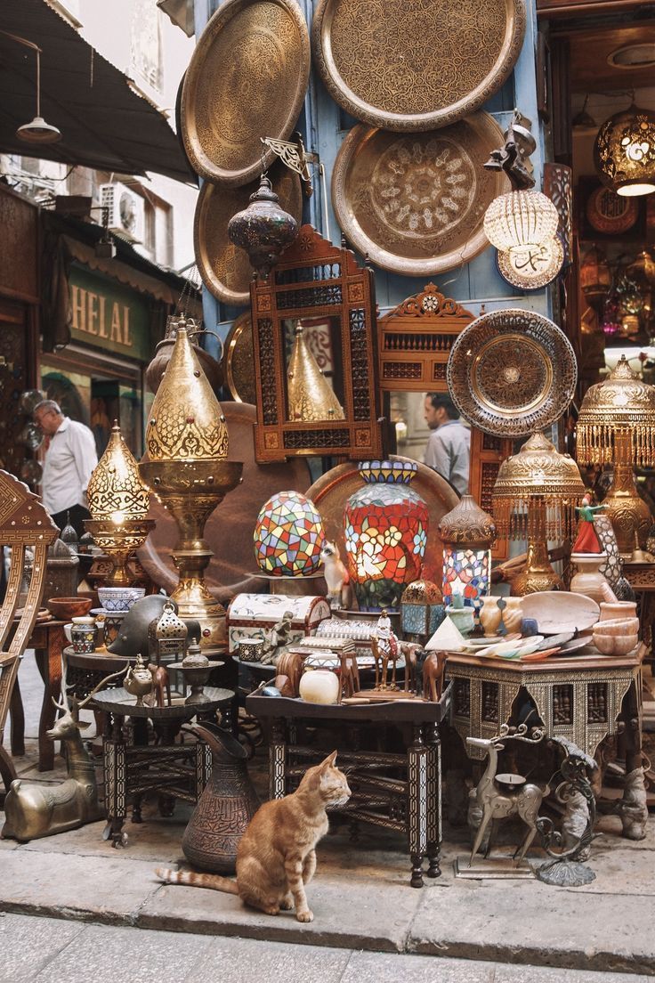 Bandejas, lanternas e peças de artesanato em uma loja do Khan el-Khalili.