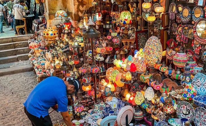 Loja de lanternas, cerâmicas e outros objetos em um bazar do Cairo.