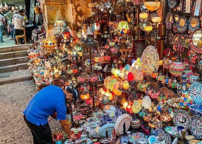 Loja de lanternas, cerâmicas e outros objetos em um bazar do Cairo.
