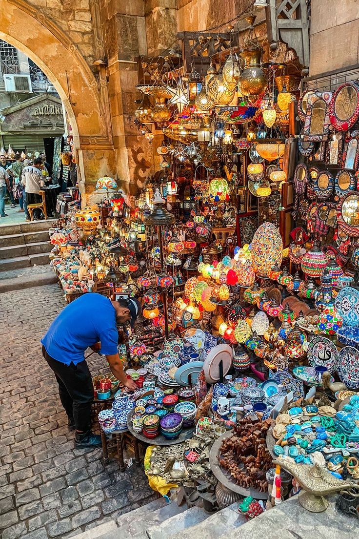 Loja de lanternas, cerâmicas e outros objetos em um bazar do Cairo.