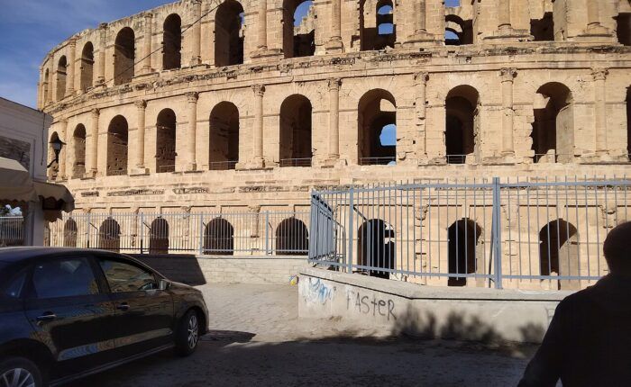 Arcos de pedra da fachada do anfiteatro de El Jem, na Tunísia.