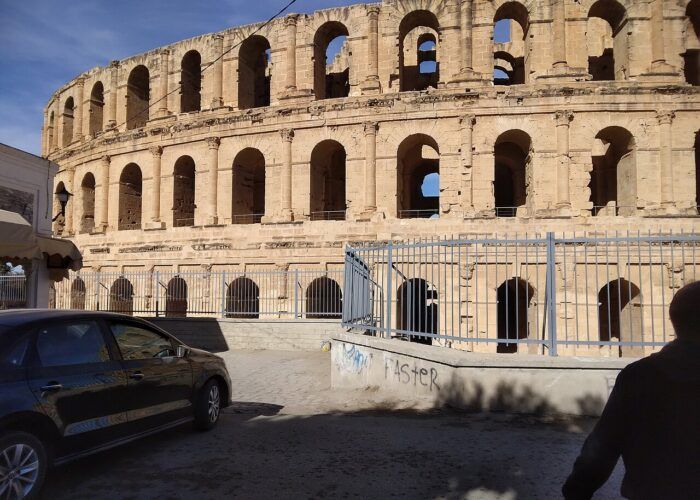 Arcos de pedra da fachada do anfiteatro de El Jem, na Tunísia.