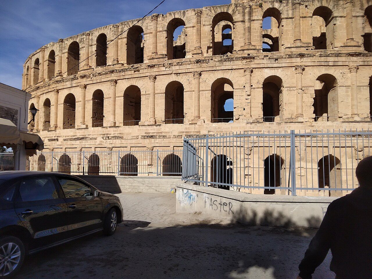 Arcos de pedra da fachada do anfiteatro de El Jem, na Tunísia.