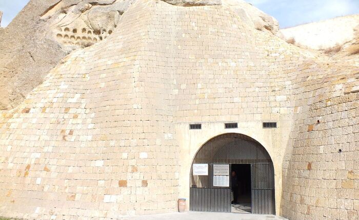 Entrada da Tokalı Kilise, uma das igrejas da Capadócia, escavada na rocha em Göreme.
